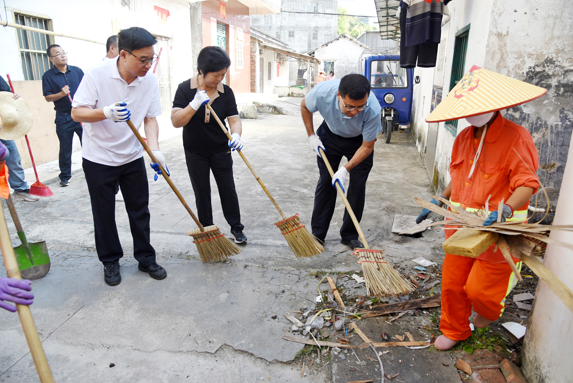 陽春黨群攜手上陣  “兩清一滅”守護(hù)健康家園